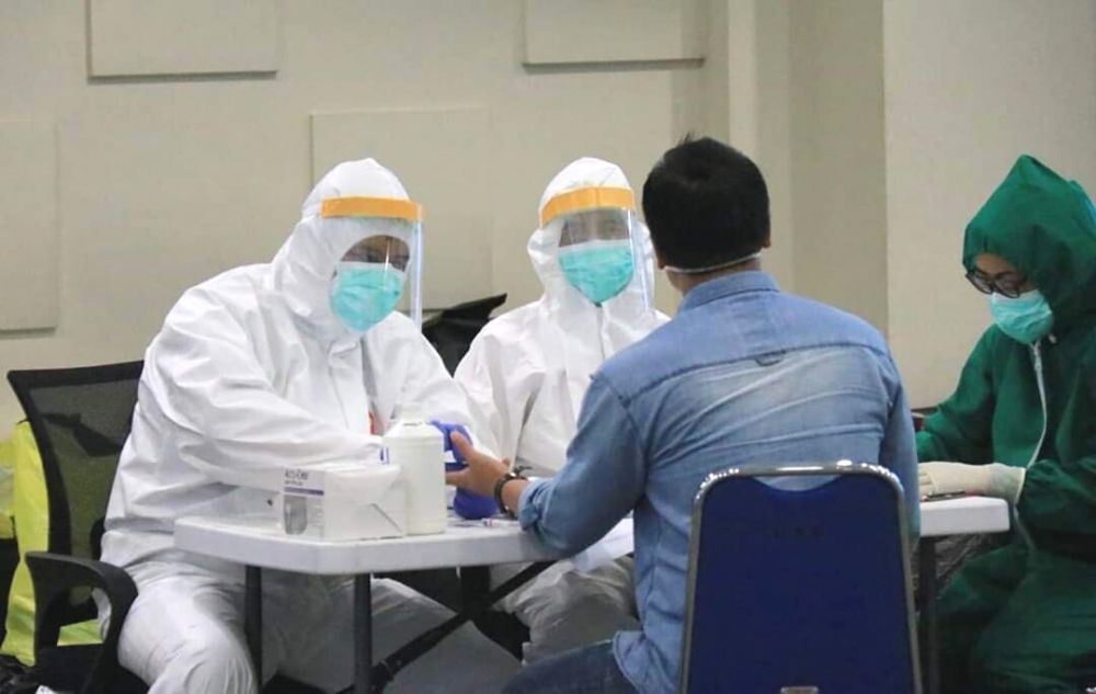 Petugas kesehatan memeriksa kondisi PMI yang baru datang di Bali. Foto:HMP/ ide. 