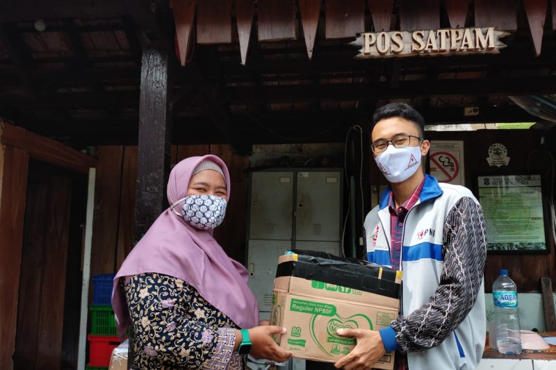 Pelajar yang tergabung dalam Pelajar Surabaya Peduli (PSP) gotong royong mengumpulkan bantuan untuk korban bencana alam di Kota Surabaya, Senin (25/1/2020). (FOTO ANTARA/HO-PSP)