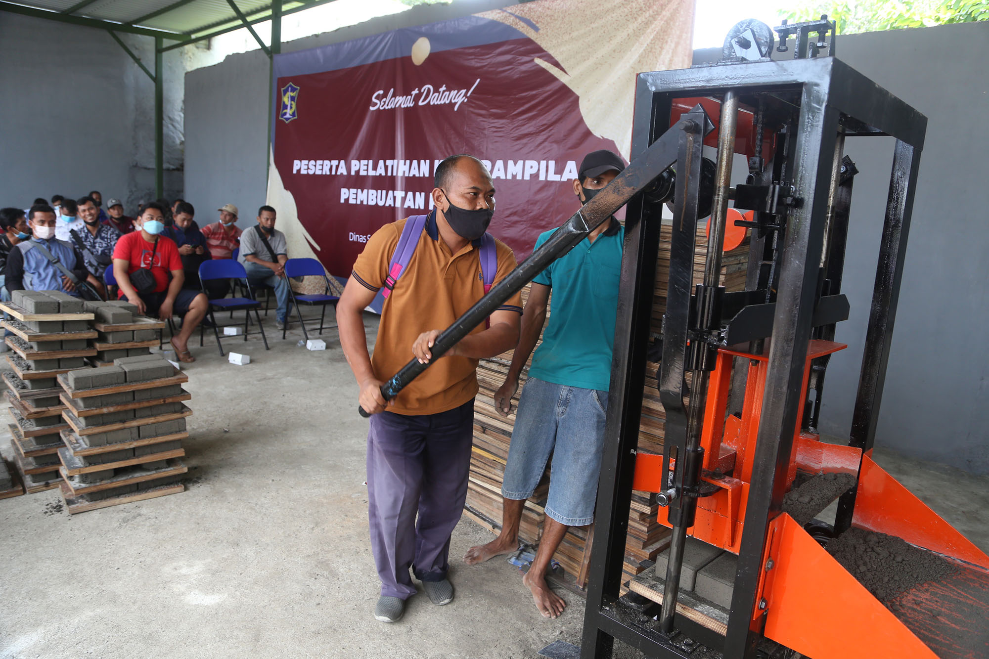 Pemkot Surabaya melalui Dinas Sumber Daya Air dan Bina Marga (DSDABM) Kota Surabaya memberikan pelatihan pembuatan paving yang diikuti oleh Masyarakat Berpenghasilan Rendah (MBR).

 