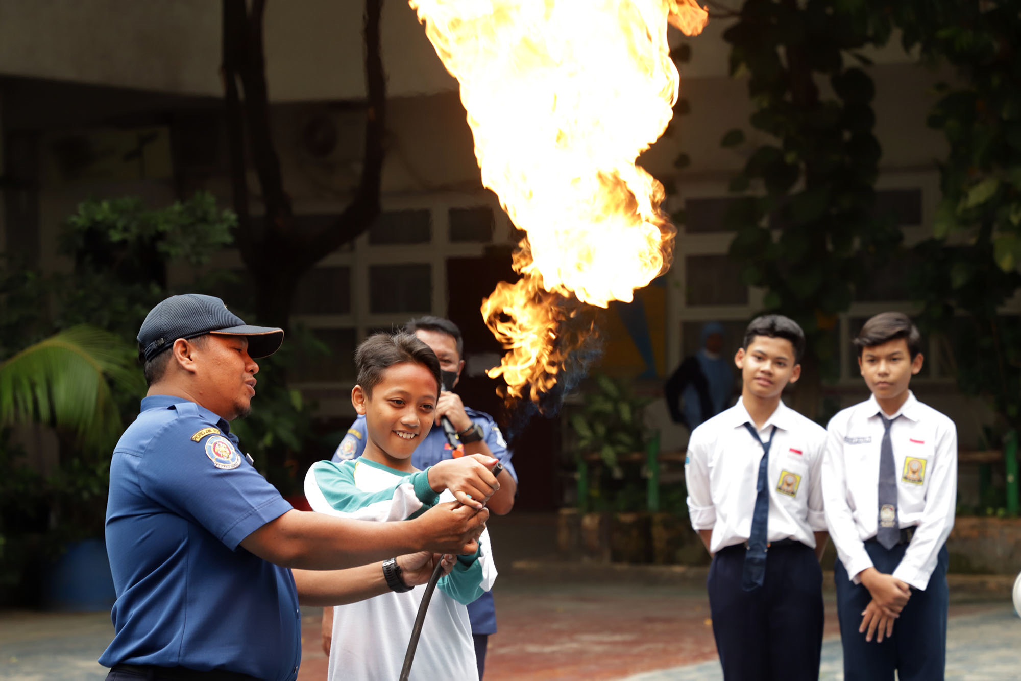 pelatihan Sekolah Tangguh Tanggap Bencana. Yakni, simulasi mitigasi bencana yang difasilitasi oleh Pemerintah Kota (Pemkot) Surabaya melalui Badan Penanggulan Bencana Daerah (BPBD) Surabaya.Kamis (22/6/2023).