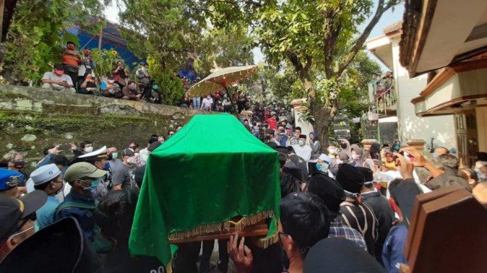 Keluarga, sahabat dan Sobat Ambyar mengantarkannya hingga ke pemakaman. Foto: tribunnews.com