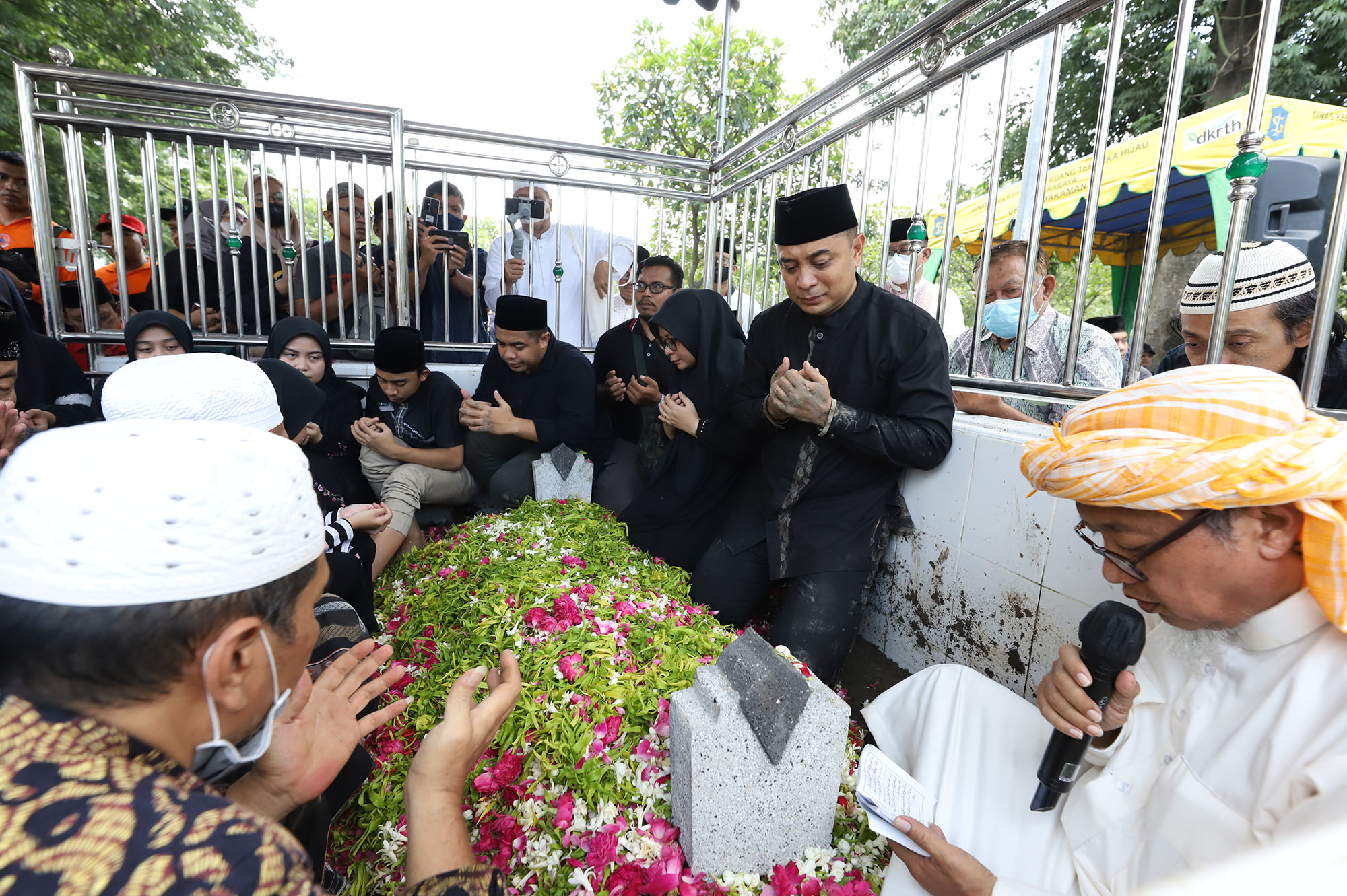 Walikota Surabaya Eri saat di pemakaman ayahnya di Tempat Pemakaman Umum (TPU) Tembok Gede. 