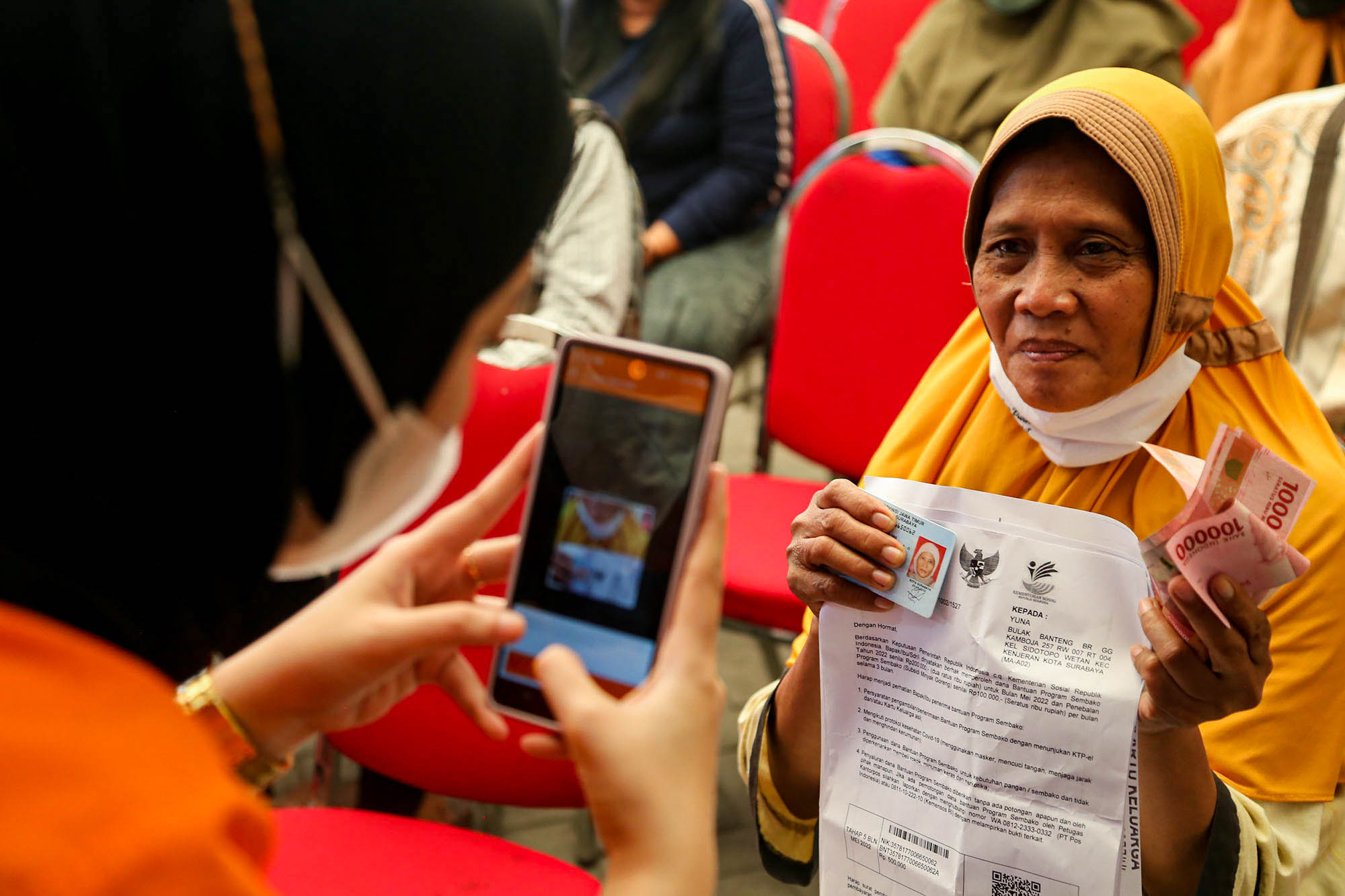 Wali Kota Surabaya Eri Cahyadi protes kepada kantor pos di Surabaya yang membagikan Bantuan Langsung Tunai (BLT) hingga malam hari.