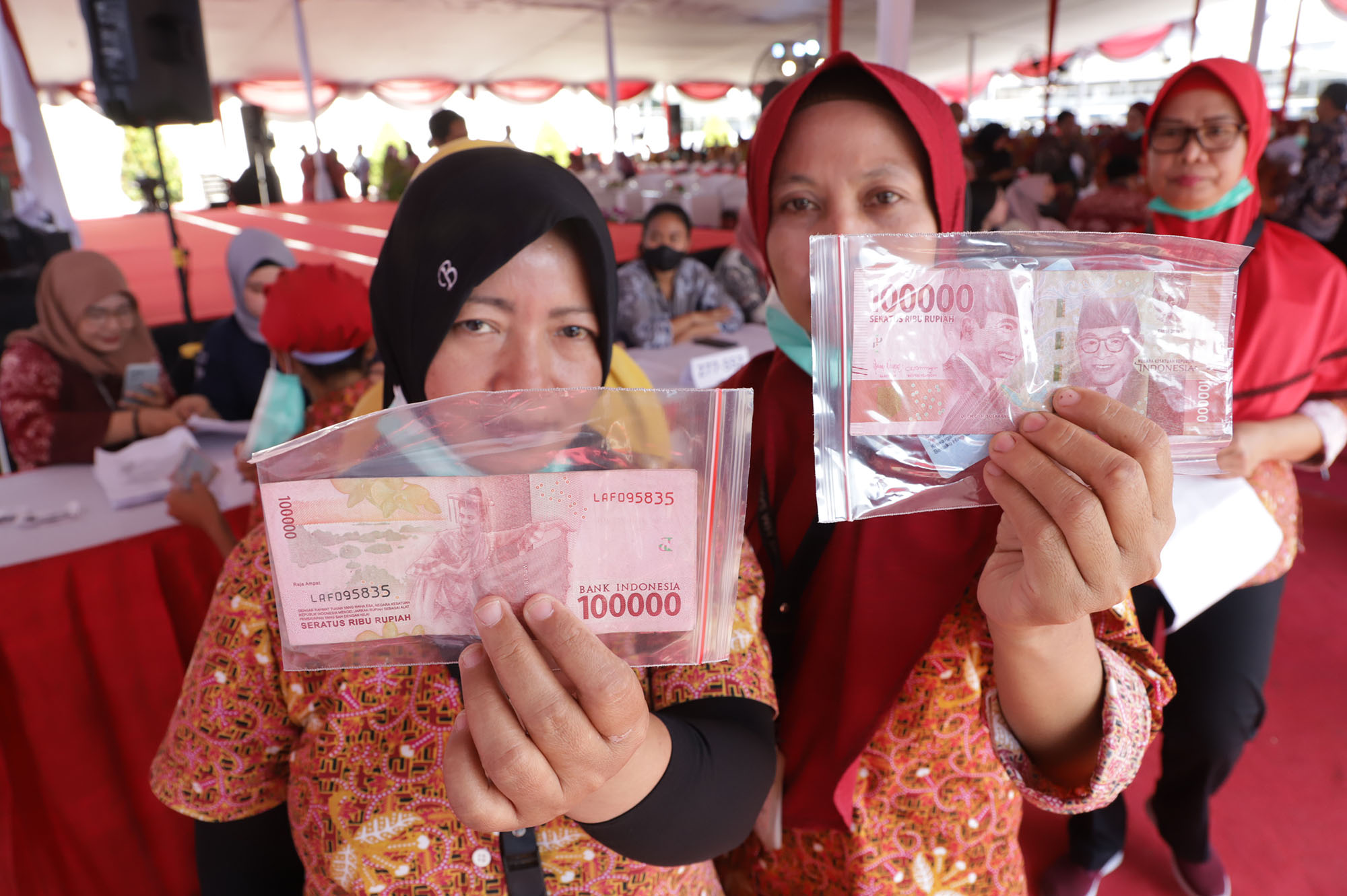 Pemkot Surabaya Salurkan BLT DBHCT kepada 3.745 Buruh Pabrik Rokok