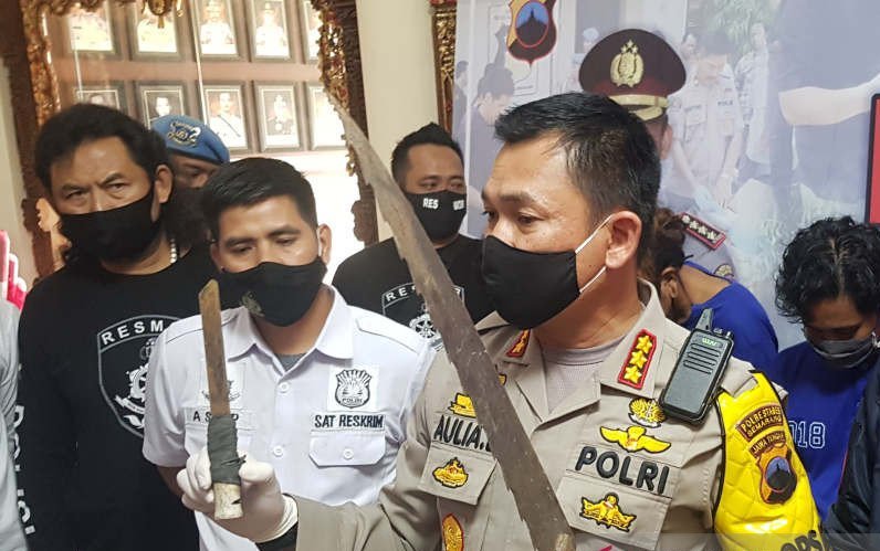 Kapolrestabes Semarang Kombes Pol.Auliansyah Lubis menunjukkan senjata tajam yang digunakan dalam peristiwa pengeroyokan yang menewaskan seorang pemuda pada Juni 2020 di Semarang, Senin. ANTARA/ I.C.Senjaya

