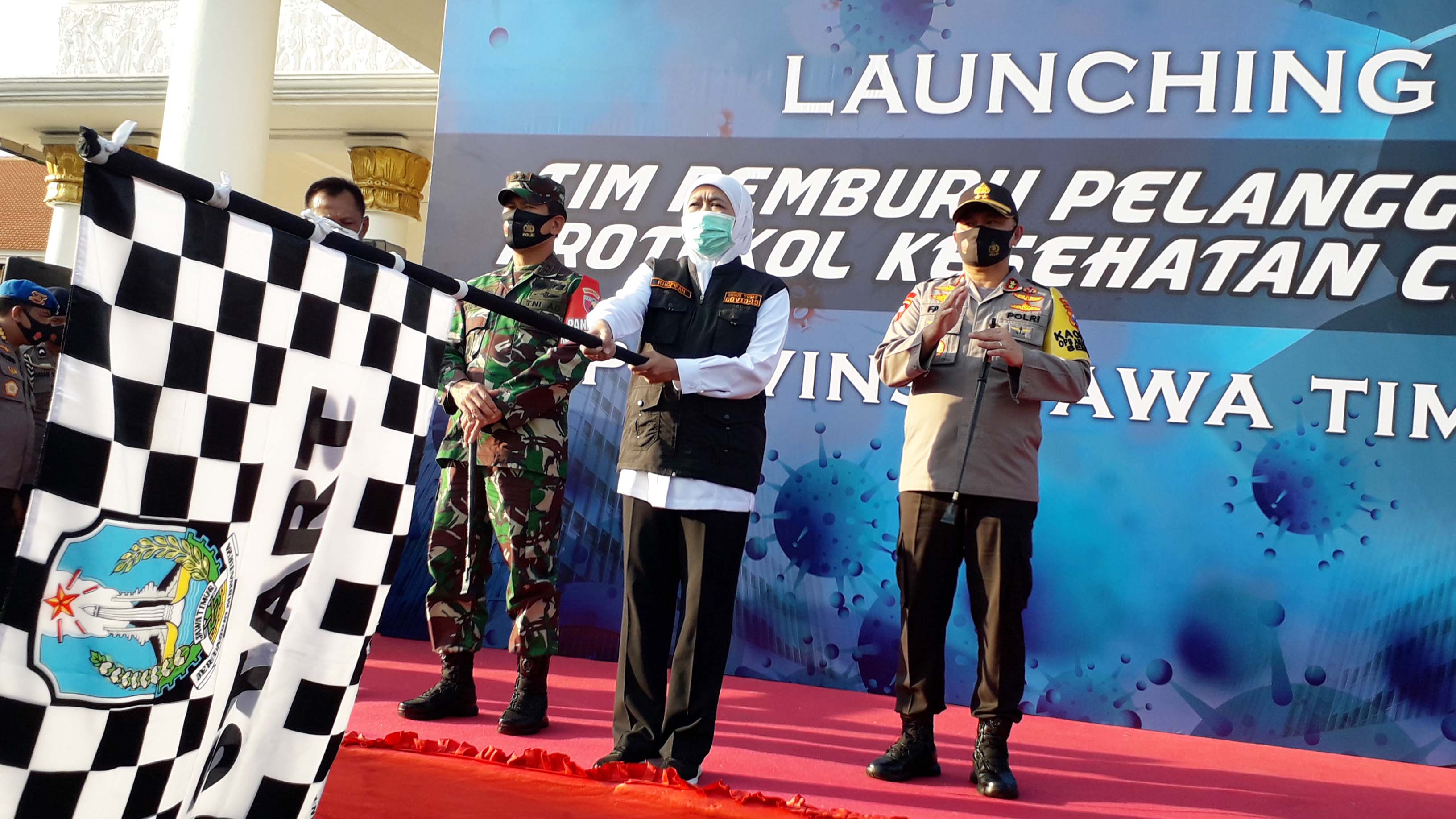 Gubernur Jawa Timur Khofifah Indar Parawansa bersama Kapolda Jatim Irjen Pol M. Fadil Imran dan Pangdam V/Brawijaya Mayor Jenderal TNI Widodo Iryansyah melepas Tim Pemburu Pelanggar Protokol Kesehatan Covid-19. FOTO : OM PRASS