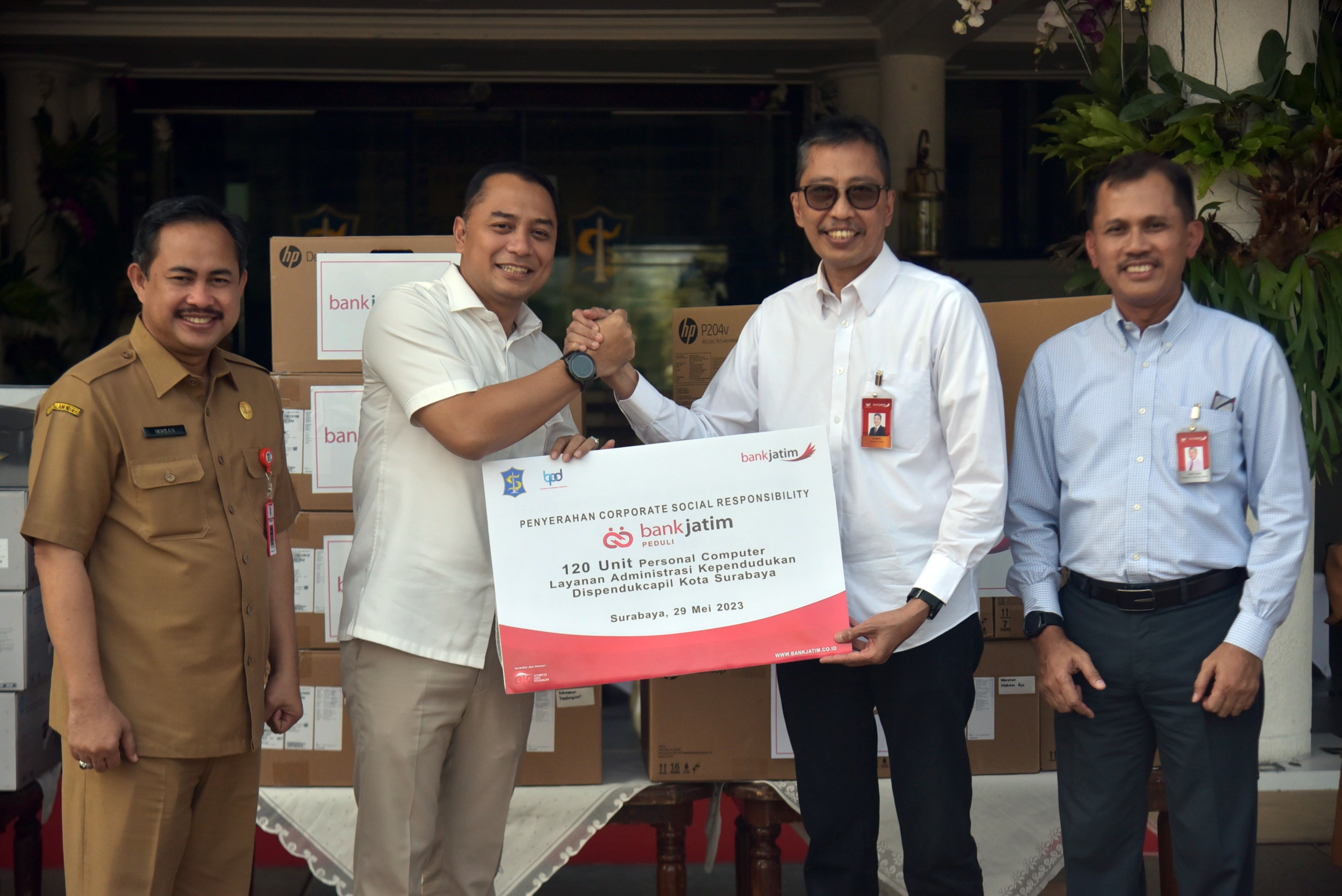 Pemkot Surabaya menerima ratusan alat elektronik penunjang digitalisasi kependudukan dari Bank Jatim dan PT Yekape, Senin (29/5/2023)