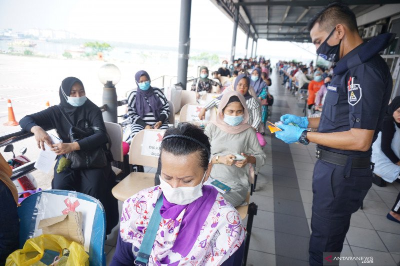 Arsip Foto. Polisi Diraja Malaysia (PDRM) mendata pekerja asal Indonesia yang akan dipulangkan di Pelabuhan Klang, Selangor, Malaysia, Rabu (17/6/2020). (ANTARA/AGUS SETIAWAN)

