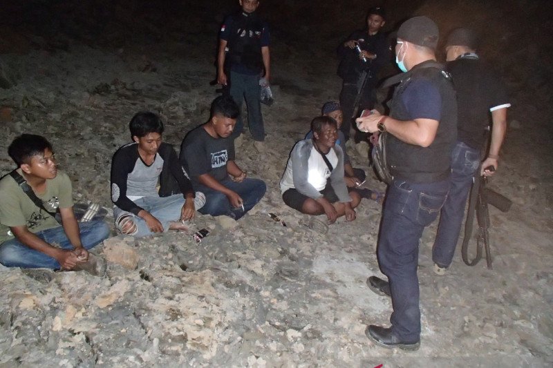 Penambang liar yang diamankan petugas gabungan. ant