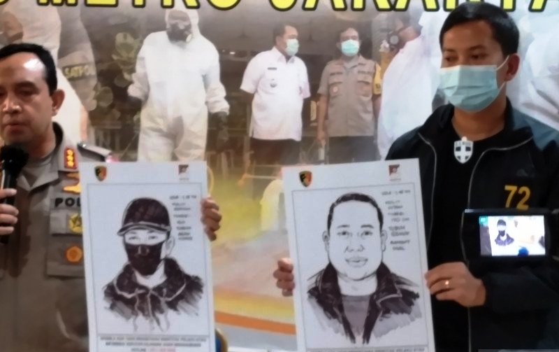 Kapolres Jakarta Utara, Kombes Polisi Budhi Herdi Susianto (kiri) memperlihatkan sketsa pelaku penembakan di Mapolres, Sabtu (15/8/2020) (ANTARA/Fauzi Lamboka)