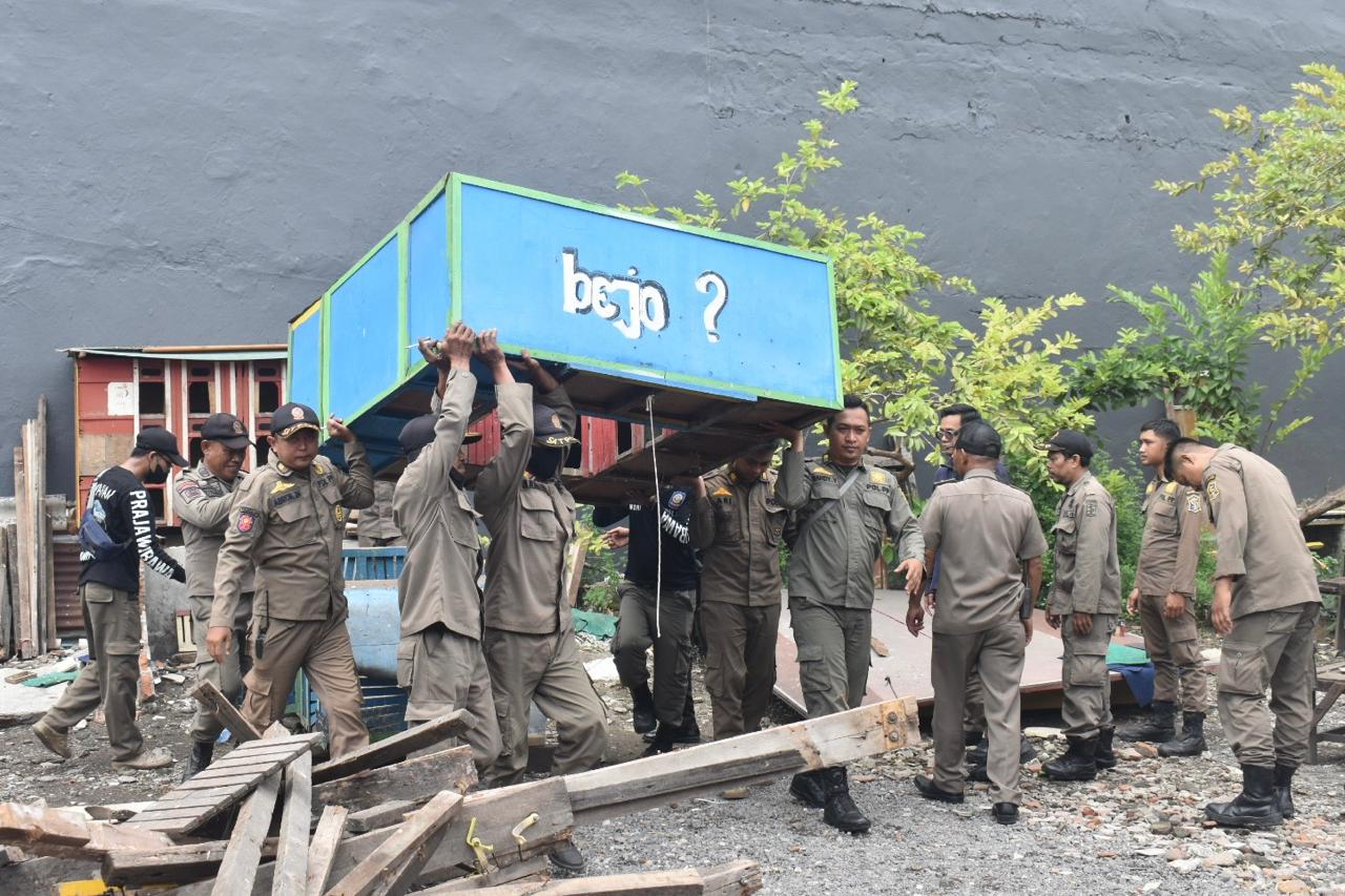 Satpol PP Kota Surabaya mengambil langkah tegas menertibkan sejumlah bekupon (rumah burung merpati) yang berada di kawasan Petemon, Selasa (15/4/2025). 