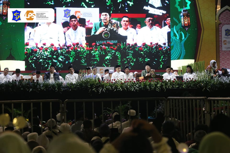 Puluhan ribu masyarakat atau jemaah dari berbagai daerah memadati halaman Balai Kota Surabaya pada Jumat (10/5/2024) malam mengikuti pengajian akbar KH Agus Muhammad Iqdam Kholid atau Gus Iqdam. 