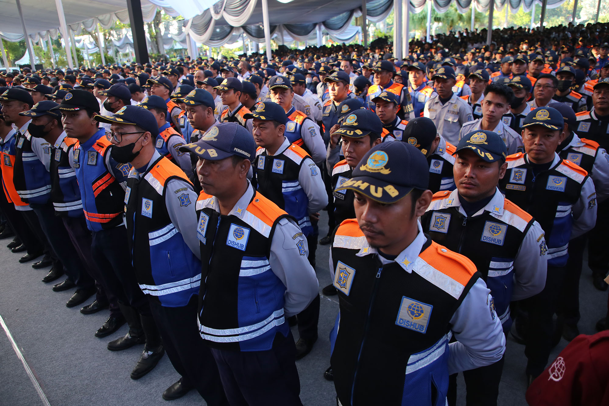Wali Kota Surabaya Eri Cahyadi mengadakan apel pagi bersama jajaran Kepala Perangkat Daerah (PD), Dinas Perhubungan (Dishub), Camat, dan Lurah di halaman Balai Kota pada Selasa (16/7/2024).