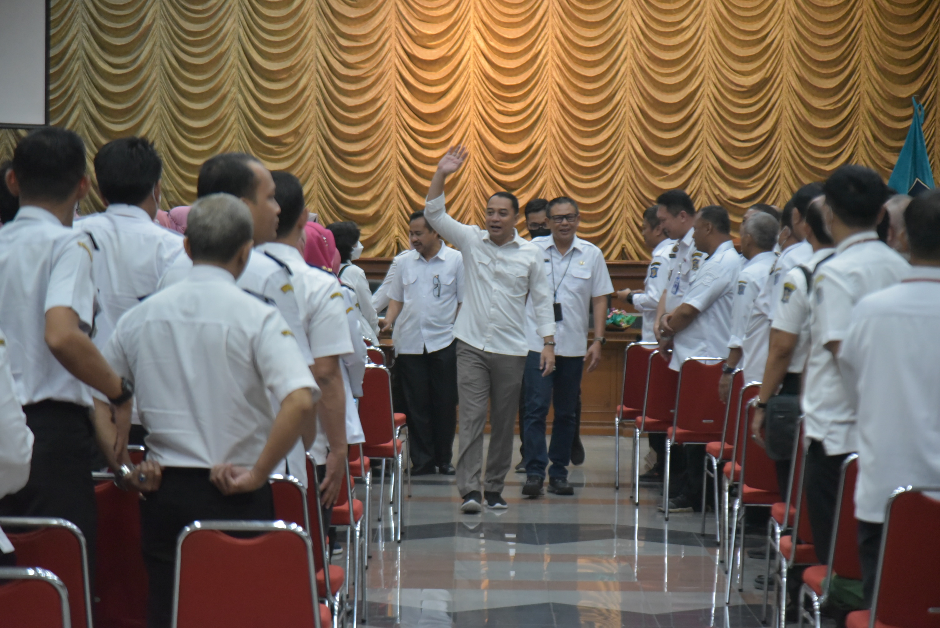 Wali Kota Eri Cahyadi saat memberikan pengarahan kepada seluruh pejabat struktural di lingkungan Pemkot Surabaya, Rabu (24/5/2023).

