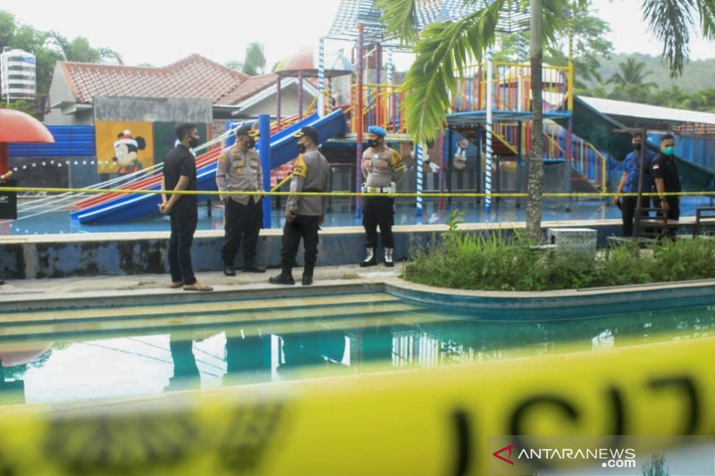 Kapolresta Mataram Kombes Pol Heri Wahyudi (kedua kiri) didampingi Kabagops Polresta Mataram Kompol Taufik (kedua kanan) dan anggotanya ketika mengecek lokasi dua bocah tewas tenggelam di wahana pemandian Cafless Waterpark, Lombok Barat, NTB, Rabu (6/1/20