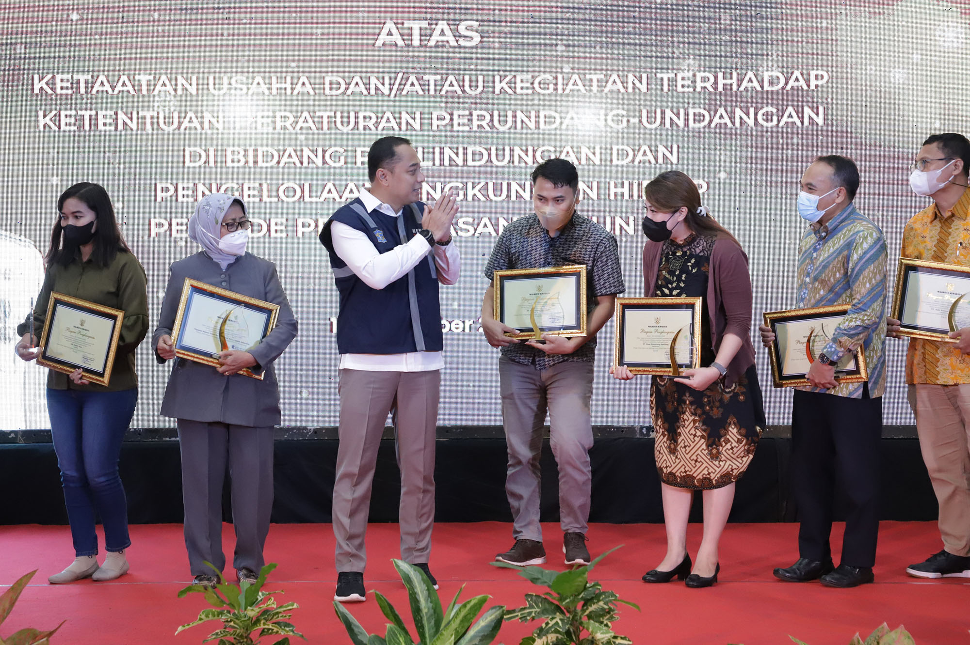 Wali Kota Surabaya Eri Cahyadi memberikan penganugerahan kepada 10 perusahaan terbaik yang taat terhadap aspek lingkungan hidup di Graha Sawunggaling, Rabu (14/12/2022). 