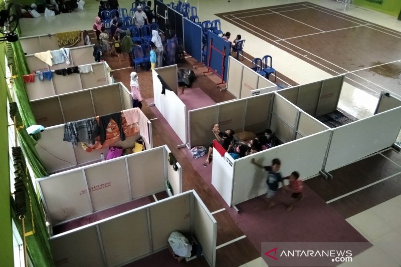 Dua anak tengah bermain di tempat pengungsian yang menempati aula Balai Desa Jati Wetan, Kecamatan Jati, Kabupaten Kudus, Jawa Tengah, Sabtu (6/2/2021). (ANTARA/Akhmad Nazaruddin Lathif)

