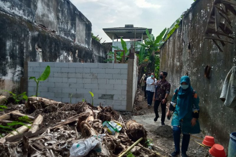 Petugas dari Dinas Kebudayaan dan Pariwisata (Disbudpar) Surabaya saat melihat bangunan cagar budaya Penjara Kalisosok yang dirusak orang tak bertanggung jawab pada Jumat (13/3/2021). (FOTO ANTARA/HO-Humas Pemkot Surabaya)