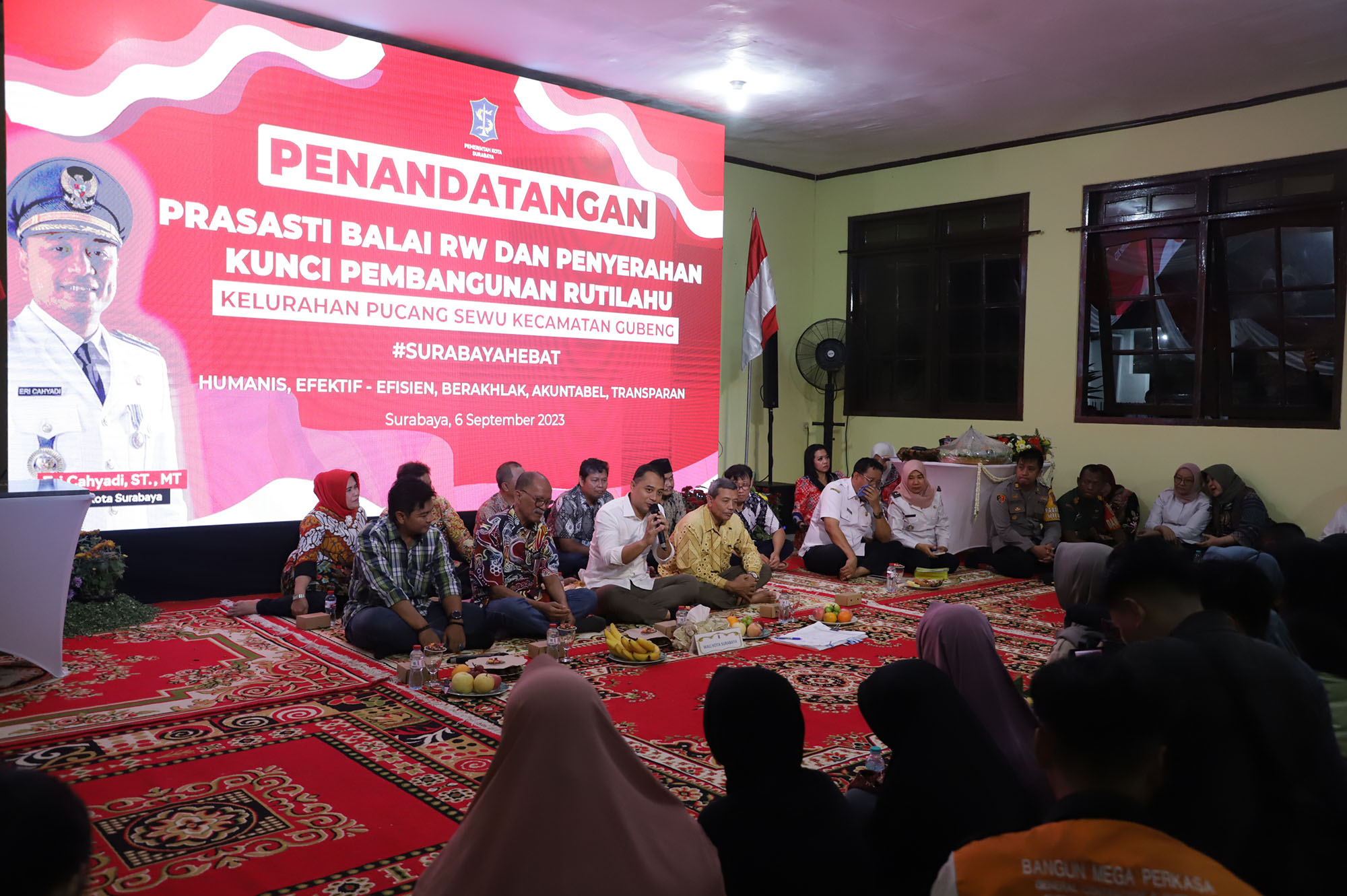Wali Kota Surabaya Eri Cahyadi mewacanakan adanya anggaran operasional untuk RT/RW pada tahun 2024.