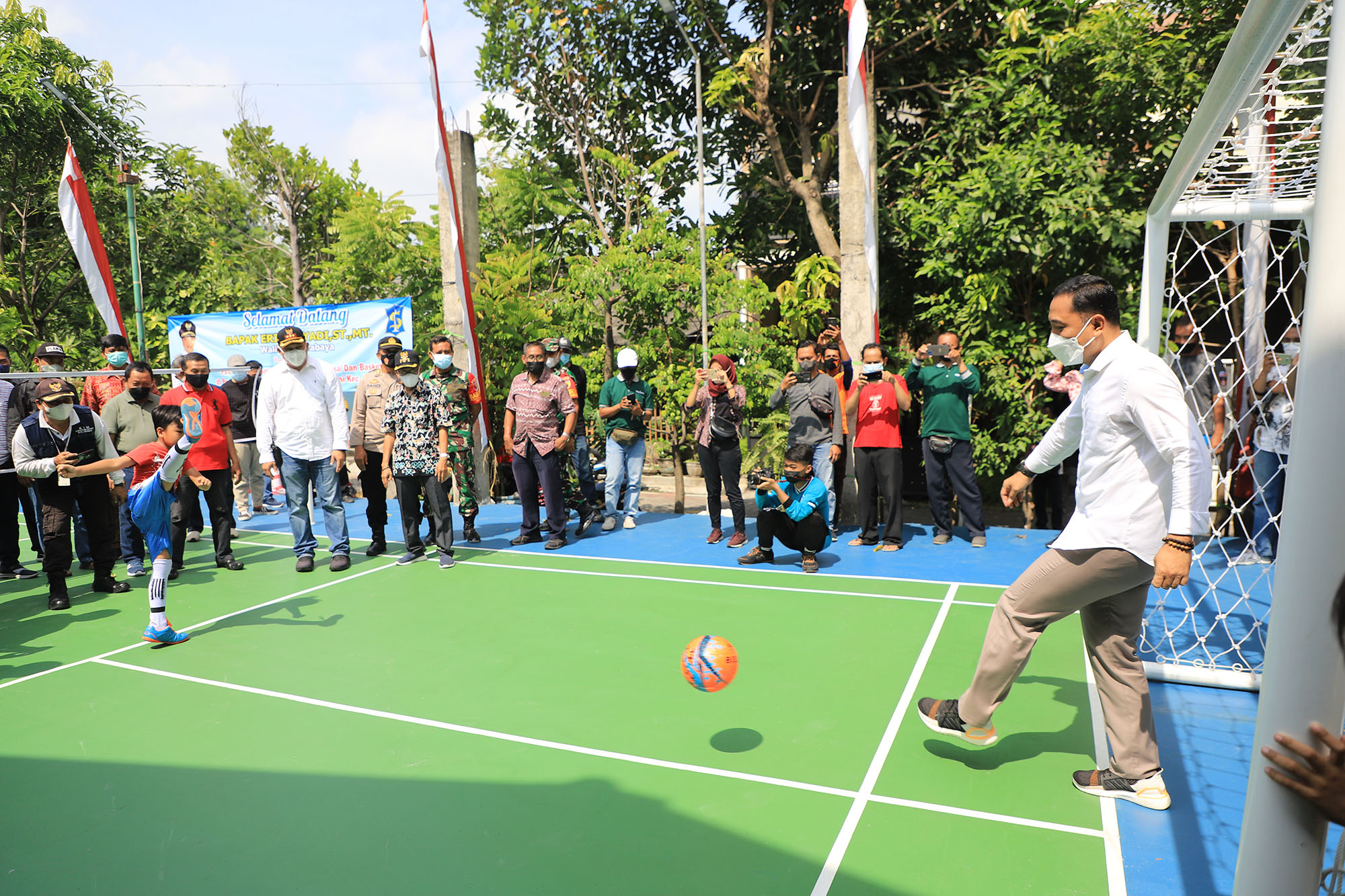 Eri Cahyadi meresmikan lapangan olahraga yang bisa dipakai untuk bermain bulu tangkis, futsal, dan basket di Perumahan Griya Citra Asri RW 07 Kelurahan Sememi, Kecamatan Benowo, Surabaya, Minggu (9/1/2022). 