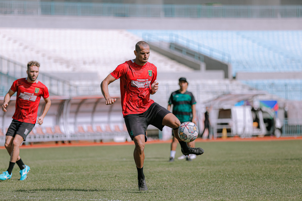 Leo Lelis dalam sesi latihan game. (Persebaya)