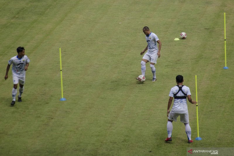 
Sejumlah pesepak bola Persib Bandung menyelesaikan porsi latihan di Stadion GBLA, Bandung, Jawa Barat, Selasa (11/8/2020). ANTARA FOTO/Novrian Arbi/foc. (ANTARA FOTO/NOVRIAN ARBI)
