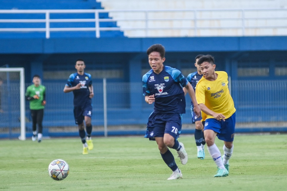 Persib Bandung menjalani pertandingan uji coba kedua pra musim jelang BRI Liga 1 2023/24 dengan menghadapi Bandung United. Persib menang 6-0 dalam pertandingan tersebut pada Senin (12/6) di Stadion Persib