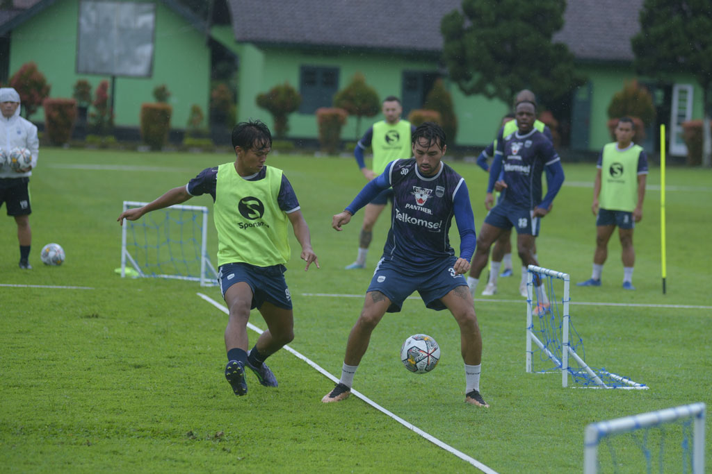 PERSIB tetap menggelar latihan meskipun pertandingan melawan Persija Jakarta mengalami penundaan.