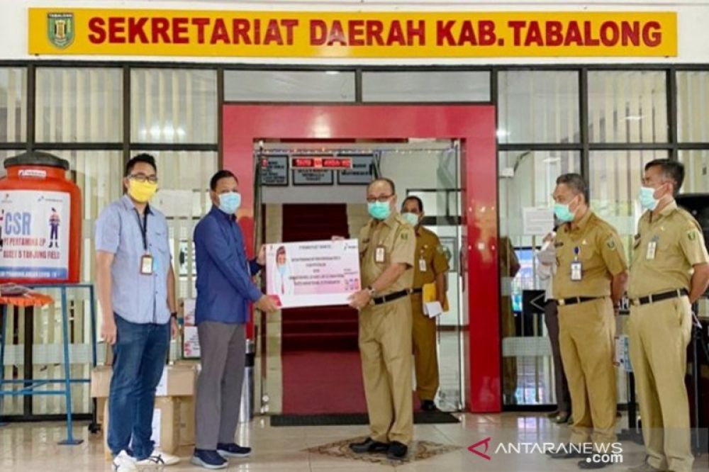 SIMBOLIS: Penyerahan bantuan secara simbolis dilaksanakan di Kantor Bupati Tabalong oleh Zulfikar Akbar didampingi Asisten Manager Legal and Relation PT Pertamina EP Aset 5 Tanjung Field Galih Pradikta Mochtar. ANTARA