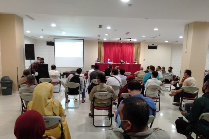 Ratusan Pedagang Pasar Turi menggelar pertemuan di BG Junction, Surabaya, Jumat (5/3/2021) ANTARA/Abdul Hakim