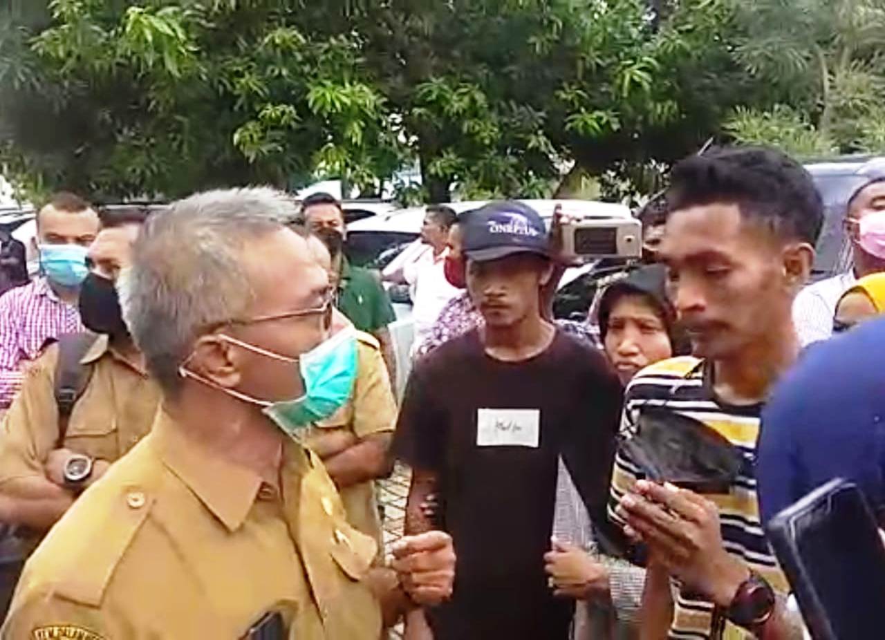 Kabag Kesbangpol Maluku Sam Sialana menemui para pendemo. HMP/BOY