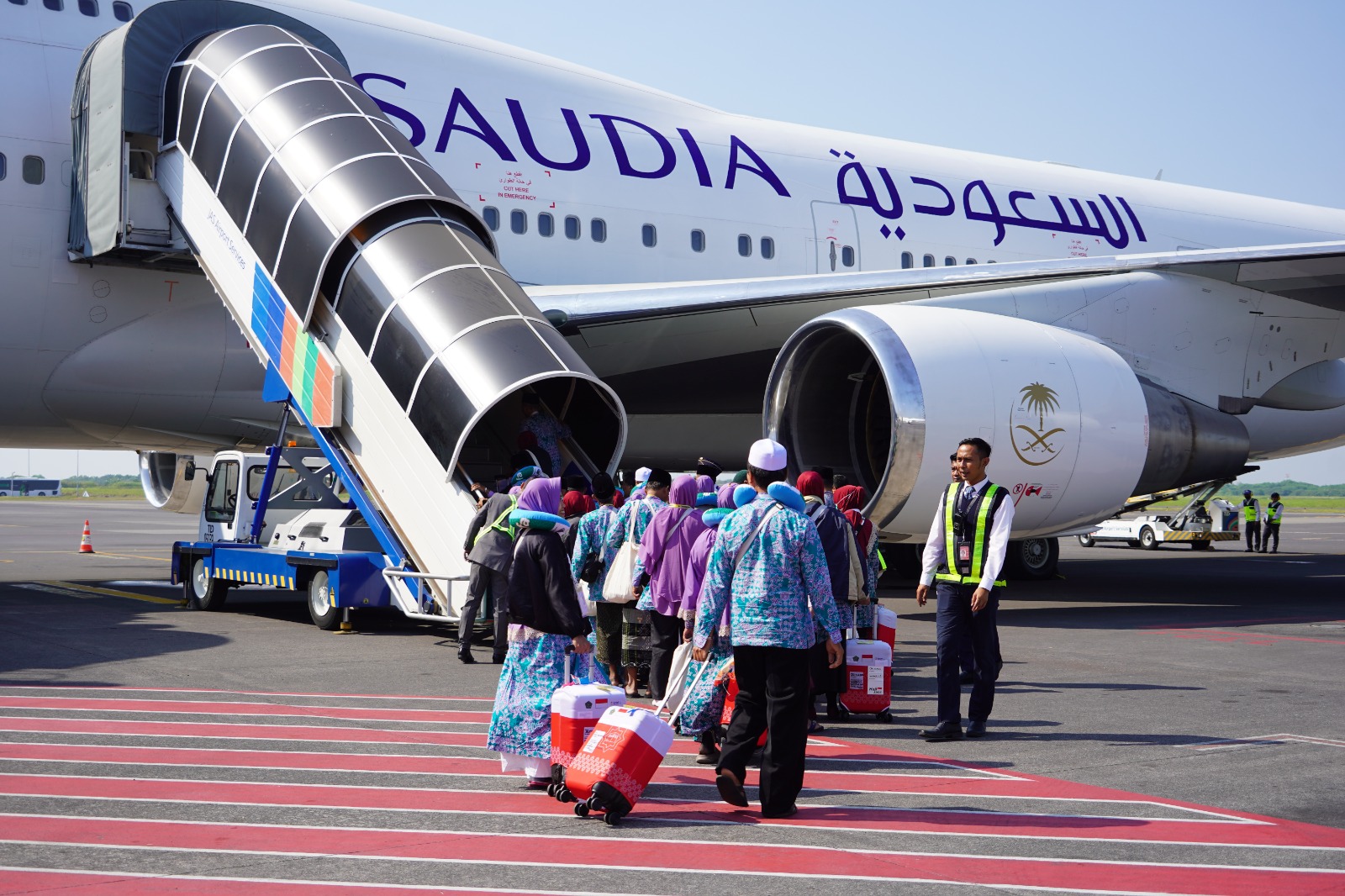 Baik Saudia Airlines maupun Garuda Indonesia, harus lebih kooperarif dalam menginformasikan setiap perubahan atau keterlambatan penerbangan. Maskapai juga harus lebih solutif