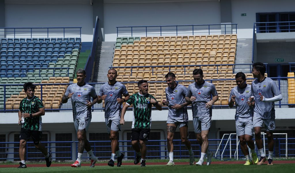 Pemain PERSIB menjalani sesi latihan di Stadion Gelora Bandung Lautan Api, Selasa, 18 Februari 2025. (PERSIB.co.id/Barly Isham)

