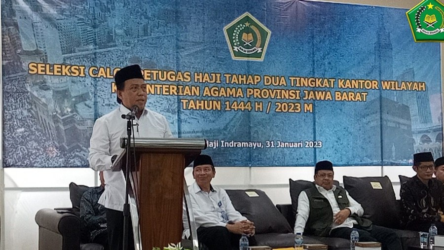 Direktur Bina Haji Arsad Hidayat saat meninjau pelaksanaan CAT di Asrama Haji Indramayu, Selasa (31/1/2023).