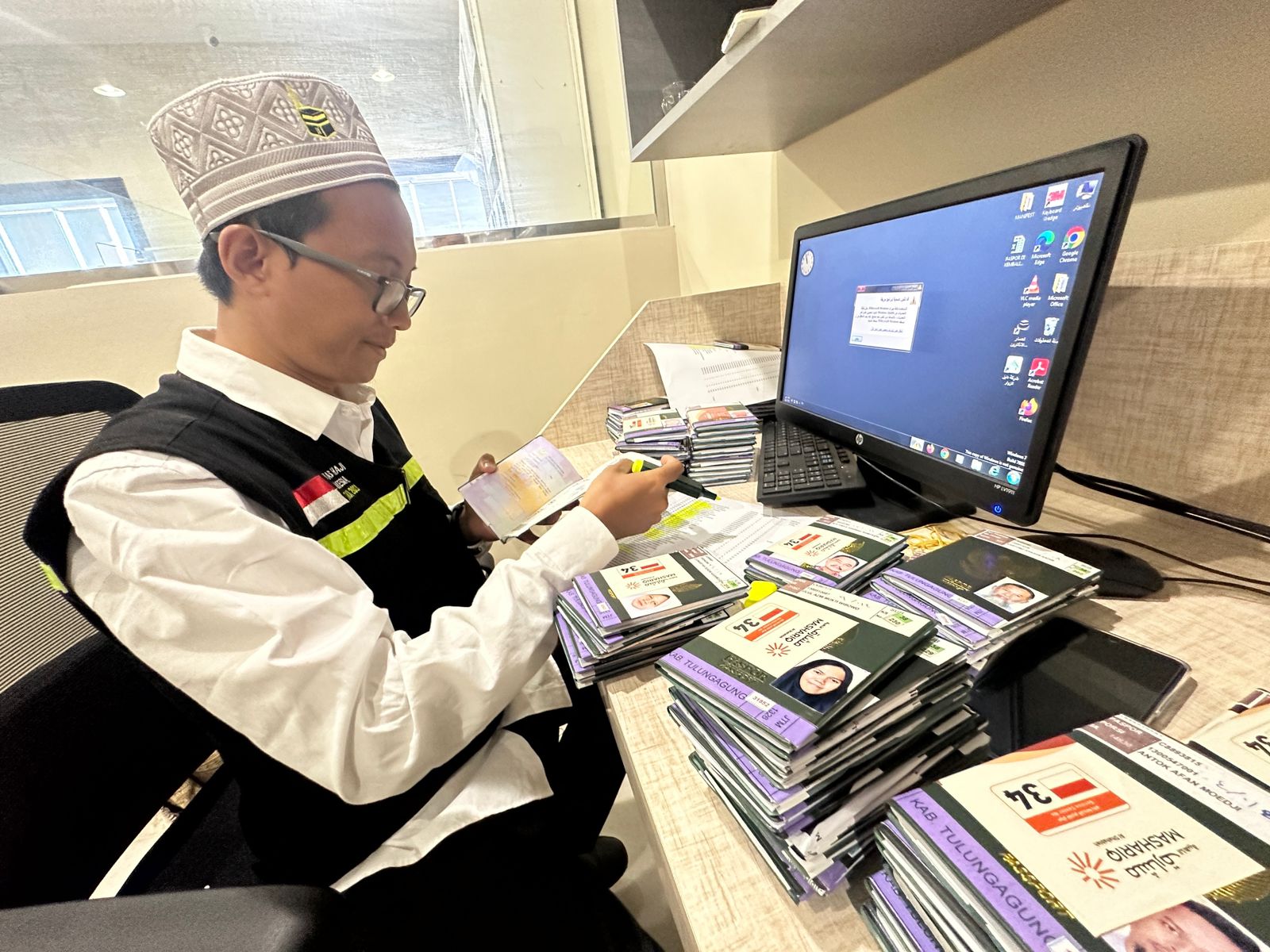 Petugas Yanpul Daker Madinah periksa dokumen paspor jemaah haji Indonesia