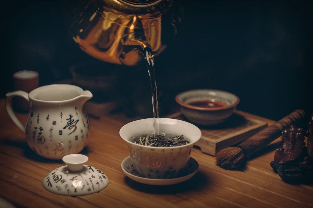 Membiasakan minum teh hijau sangat baik untuk menjaga kesehatan tubuh serta mencegah penyakit degeneratif. 