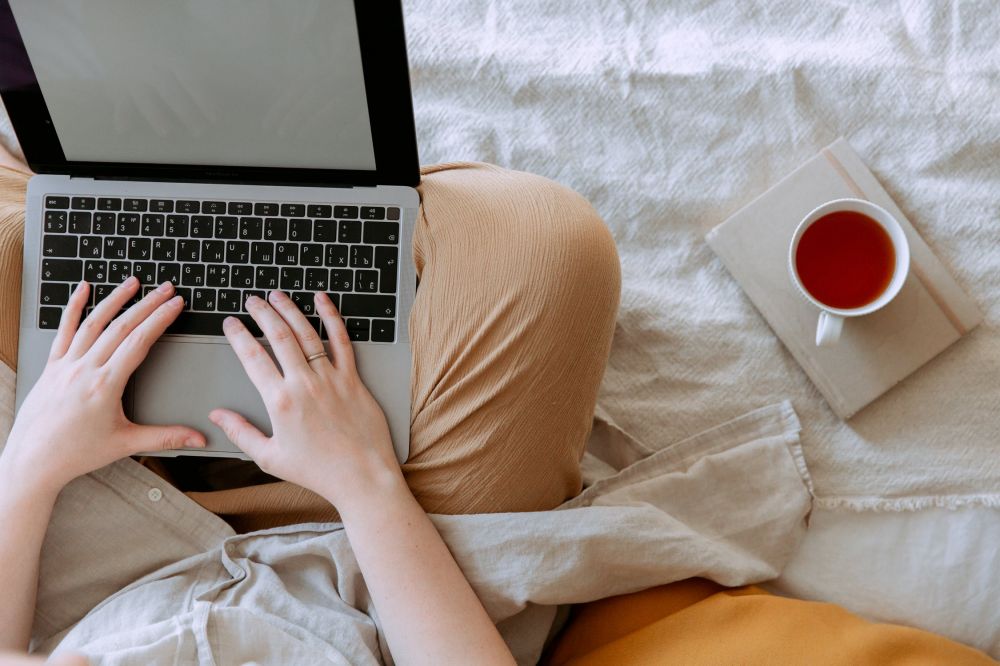 Sinar biru yang dipancarkan laptop maupun handphone ambat laun akan berpengaruh pada kulit. 