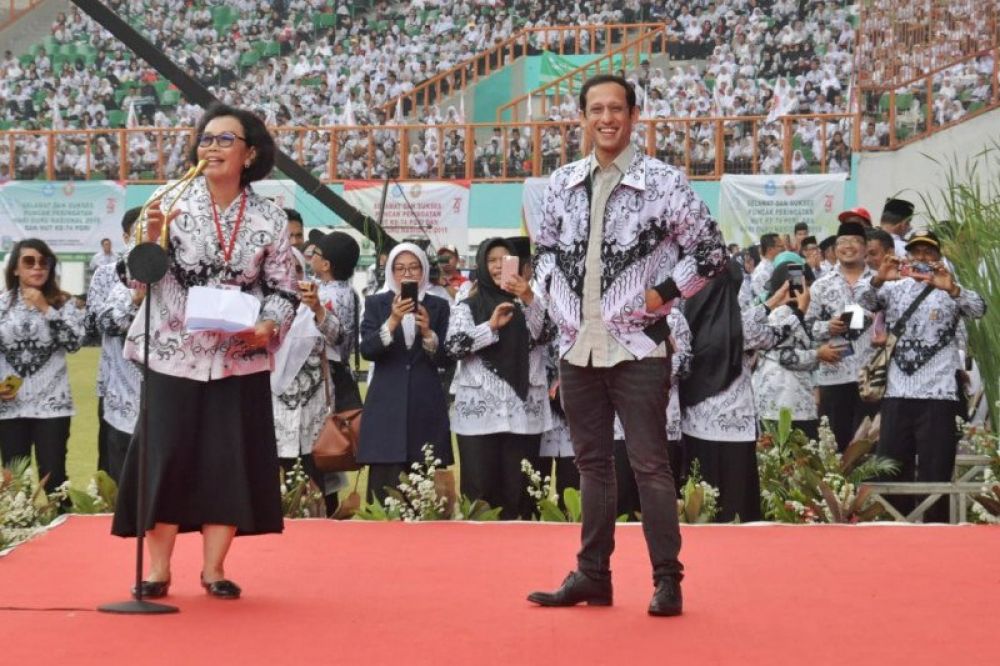 . Ketua Umum PB PGRI Unifah Rosyidi dan Menteri Pendidikan dan Kebudayaan Nadiem Makarim pada peringatan HUT PGRI ke-74 di Cikarang, Bekasi. (BKLM Kemendikbud). DOK/ANTARA