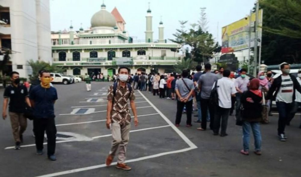 Pemohon perpanjangan Surat Izin Mengemudi (SIM) mengantre. (ANTARA/Andi Firdaus)

