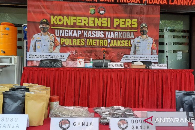 Barang bukti peredaran gelap narkoba jenis ganja yang diolah menjadi susu, dodol, dan kopi dari Aceh, diamankan petugas Polres Metro Jakarta Selatan, Selasa (22/12/2020) (ANTARA/Laily Rahmawaty)