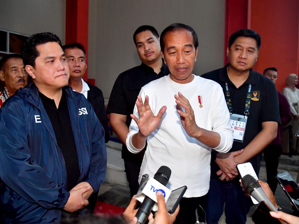 Presiden Jokowi dalam keterangannya di hadapan awak media di Stadion Jalak Harupat, Kabupaten Bandung, Provinsi Jawa Barat, Jumat, 19 Juli 2024.
