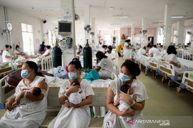 dok/Para ibu menggendong bayi mereka yang baru lahir mengantri untuk pemeriksaan di dalam bangsal kelahiran Rumah Sakit Memorial Dr. Jose Fabella yang dikelola pemerintah, di tengah penyebaran penyakit virus corona (COVID-19), di Manila, Filipina, Jumat (