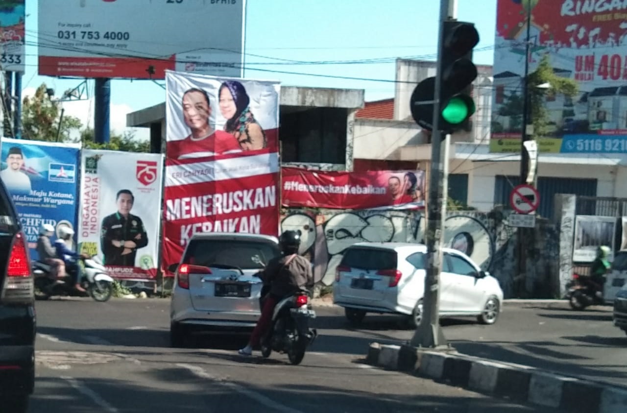 Baliho Eri Cahyadi-Tri Rismaharini bertebaran di mana-mana meramaikan perebutan rekomendasi PDIP pada Pilwali Surabaya 2020 