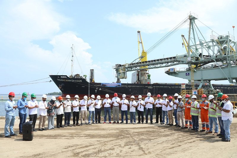 Direksi beserta jajaran PT PIM pada seremonial pemberangkatan ekspor pupuk urea ke Srilangka di Dermaga Terminal Untuk Kepentingan Sendiri (TUKS) PIM, Krueng Geukueh, Aceh Utara, Jumat (5/3/2021). Antara Aceh/HO
