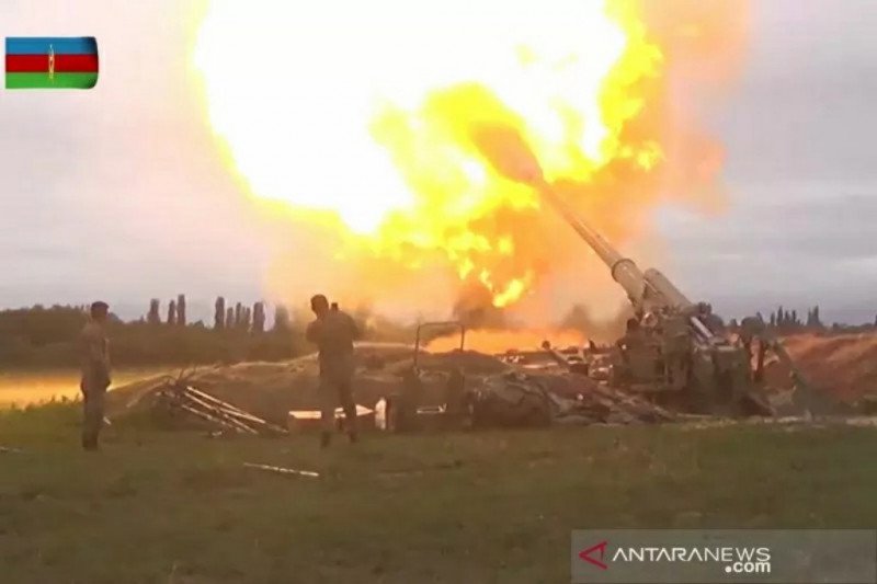 Armenia, Azerbaijan saling tuding serang di kawasan sipil dalam sengketa wilayah Nagorno-Karabakh milik Azerbaijan tapi diduduki oleh Armenia.

