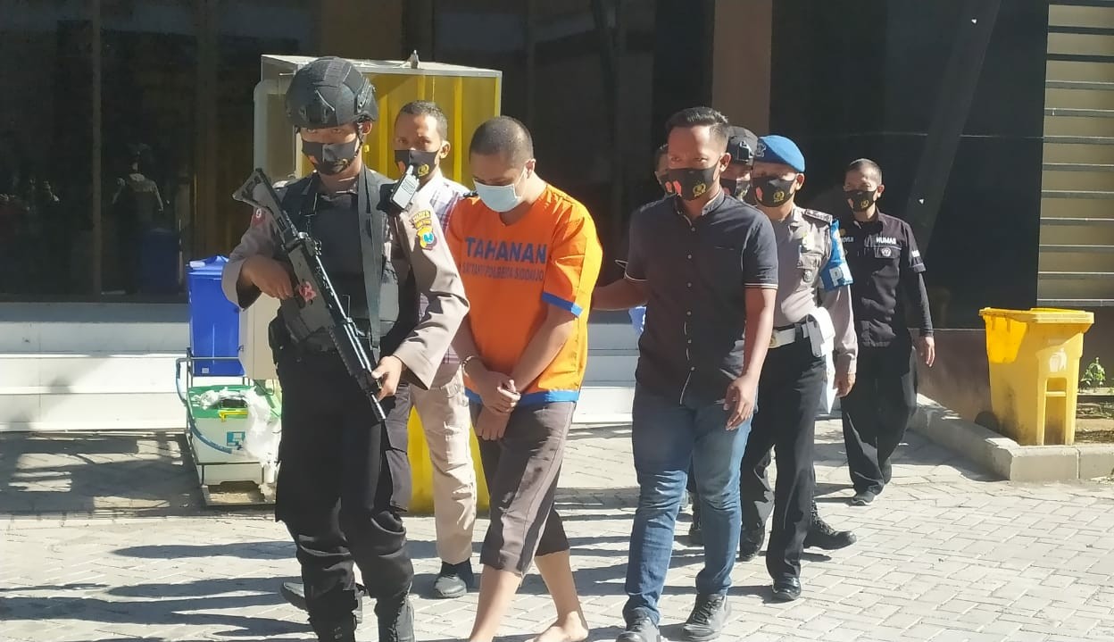 Pelaku pembunuhan janda saat digelandang petugas. (FOTO: HMP/lis)