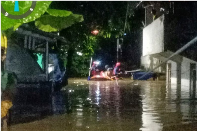 Petugas Damkar Sektor IX Pasar Minggu Kota Jakarta Selatan mengevakuasi warga Kelurahan Pejaten Timur, Kota Jakarta Selatan menggunakan perahu karet, Senin (8/2/2021) (ANTARA/HO-Instagram Humasjakfire)

