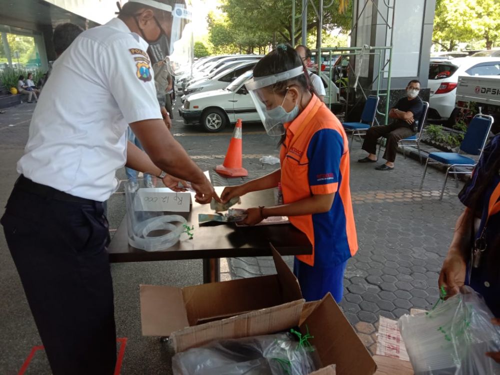 Manajemen Plaza Marina mengharuskan pengunjung membeli face shield agar bisa masuk mall, Sabtu (17/5) lalu.