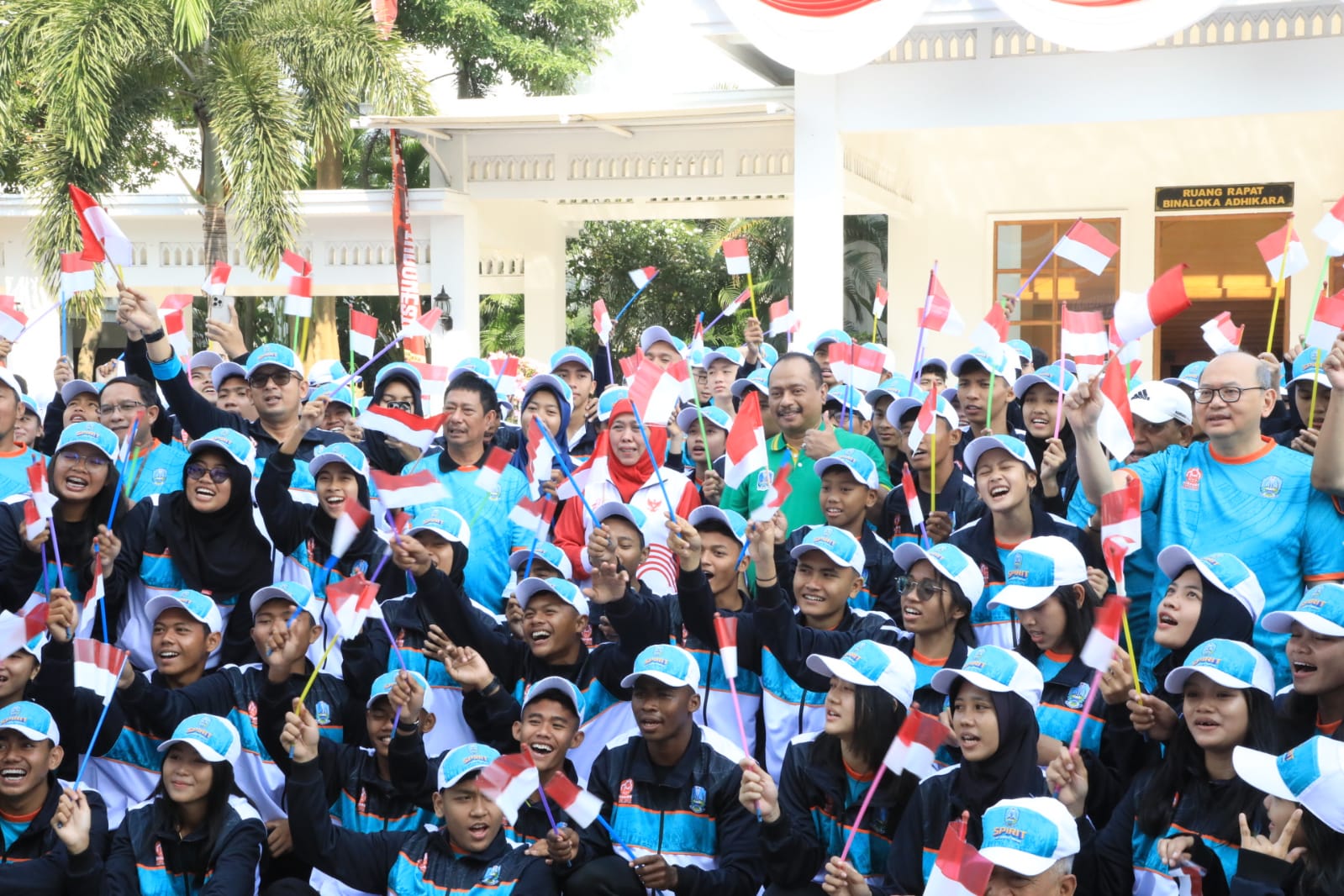 Gubernur Jawa Timur Khofifah Indar Parawansa melepas 365 orang kontingen Jawa Timur yang akan berlaga di ajang Pekan Olahraga Pelajar Nasional (POPNAS) XVI Tahun 2023, di Kantor Gubernuran Jalan Pahlawan, Rabu (23/8/2023) pagi.