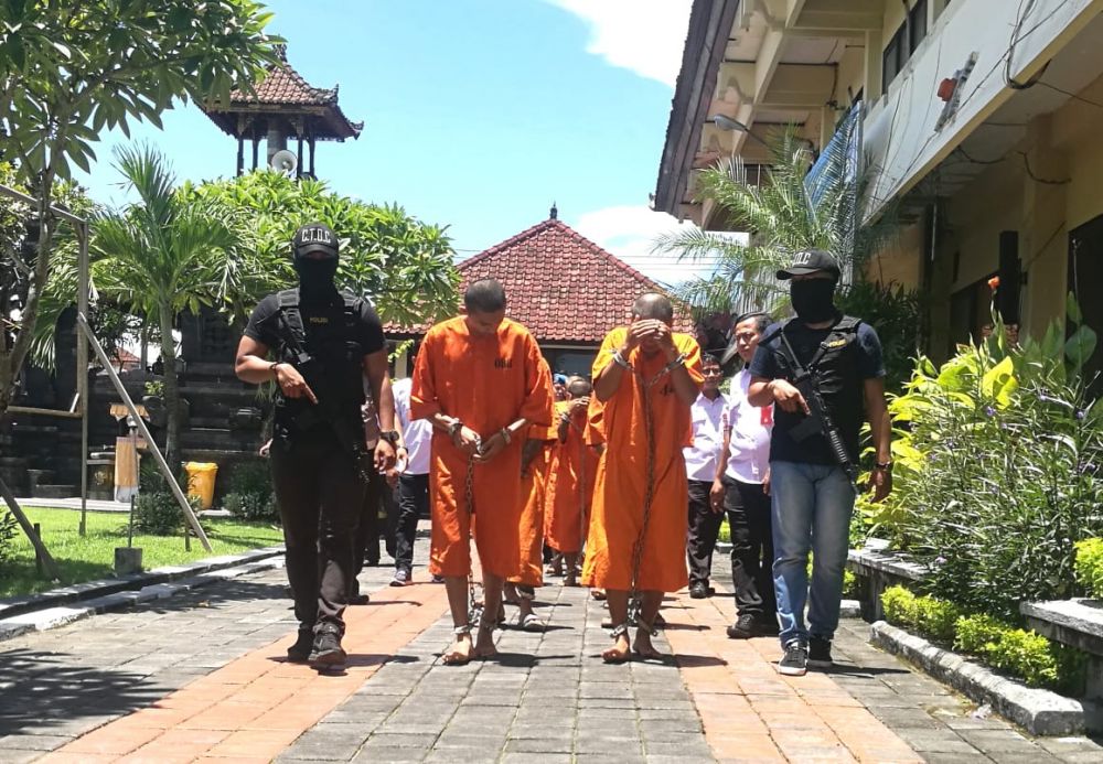 LEBIH LAMA DI SEL: Pelaku kejahatan narkoba digiring petugas kepolisian. Foto: HMP/ide

